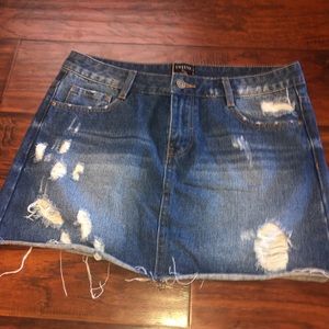 Super cute denim skirt!